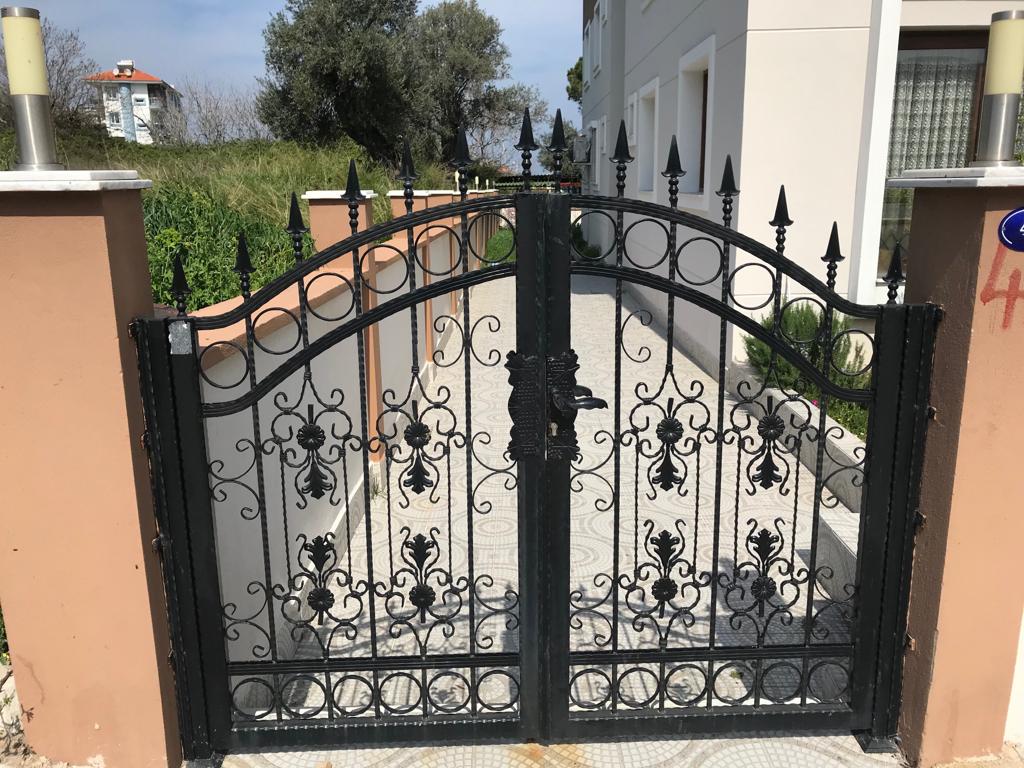 İzmir'de yapılmış bahçe giriş kapısı - Özel tasarım demir kapı
